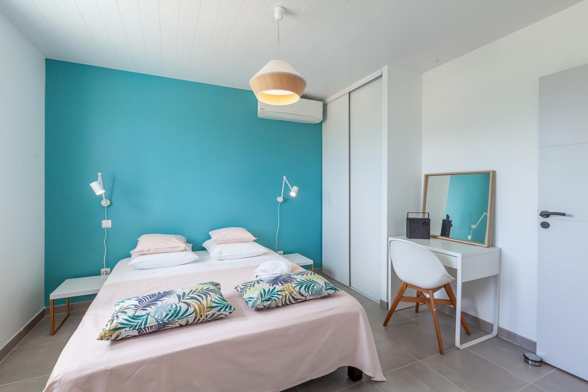 13 Location-villa-piscine-vue-mer-trois-ilets_la-chambre-1